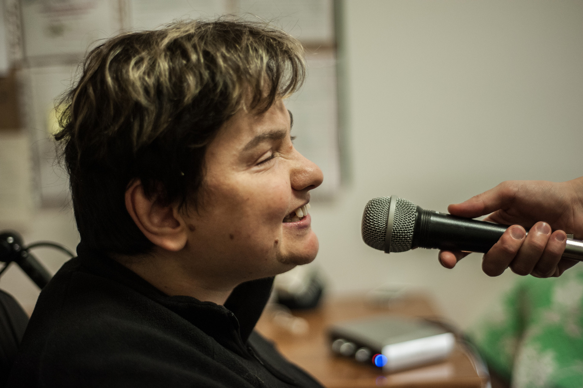 Radio Incredibile - Paola, utente adulta del Centro di Osimo, parla al microfono durante una trasmissione