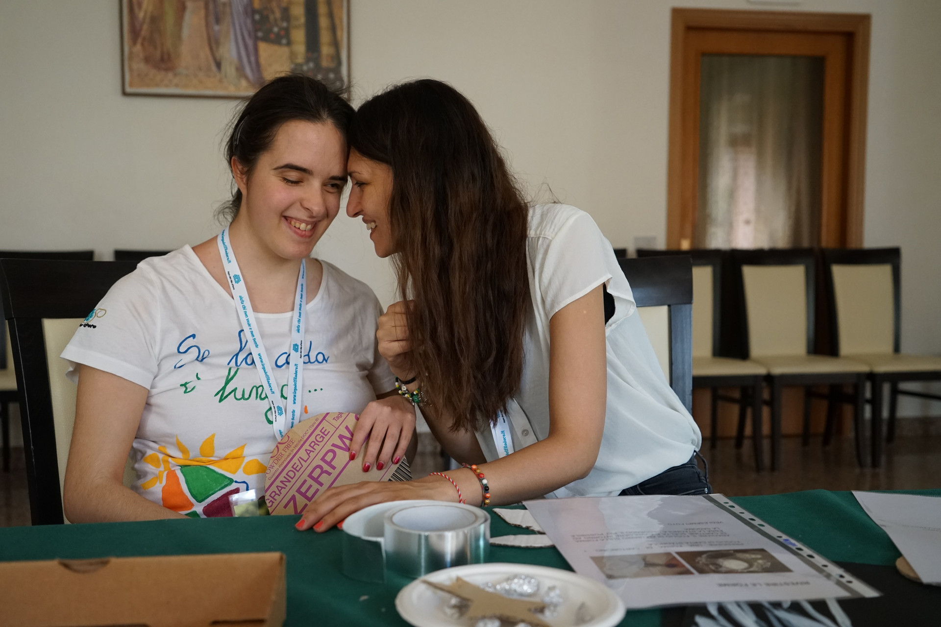 Un’utente della Lega del Filo d’Oro è ritratta accanto a una volontaria, entrambe sorridenti.
