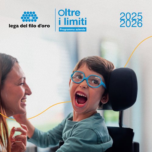 Foto del piccolo Nicola, bambino ospite del Centro Nazionale di OSimo, con la sua mamma di fronte che gli sorride. Sono presenti il logo della Lega del Filo d'Oro e quello del programma "Aziende Oltre i Limiti" 18