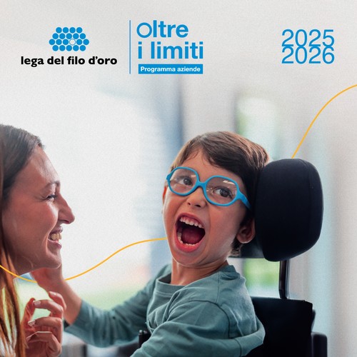 Foto del piccolo Nicola, bambino ospite del Centro Nazionale di OSimo, con la sua mamma di fronte che gli sorride. Sono presenti il logo della Lega del Filo d'Oro e quello del programma "Aziende Oltre i Limiti" 19