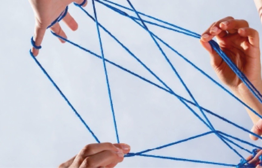 L'immagine, realizzata per promuovere il convegno sulle malattie rare, raffigura delle mani che tendono un di lana color blu