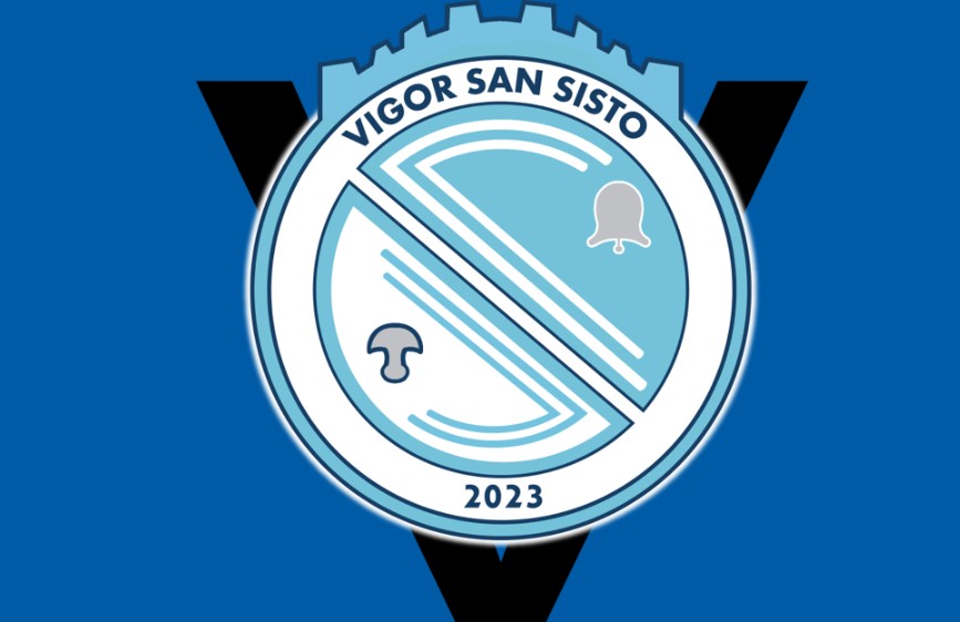 Logo della squadra sportiva "Vigor San Sisto", con al centro una grande "S" stilizzata in diagonale, divisa in due metà: una azzurra e una bianca. Nella metà bianca c’è l’icona di un fungo, mentre nella metà azzurra una campanella. In alto, il nome "VIGOR SAN SISTO", in basso l’anno "2023". Lo stemma ha forma circolare con bordi blu e un profilo a forma di merlatura in alto, che richiama una fortificazione. Sullo sfondo si intravede una grande "V" nera su sfondo blu acceso. 