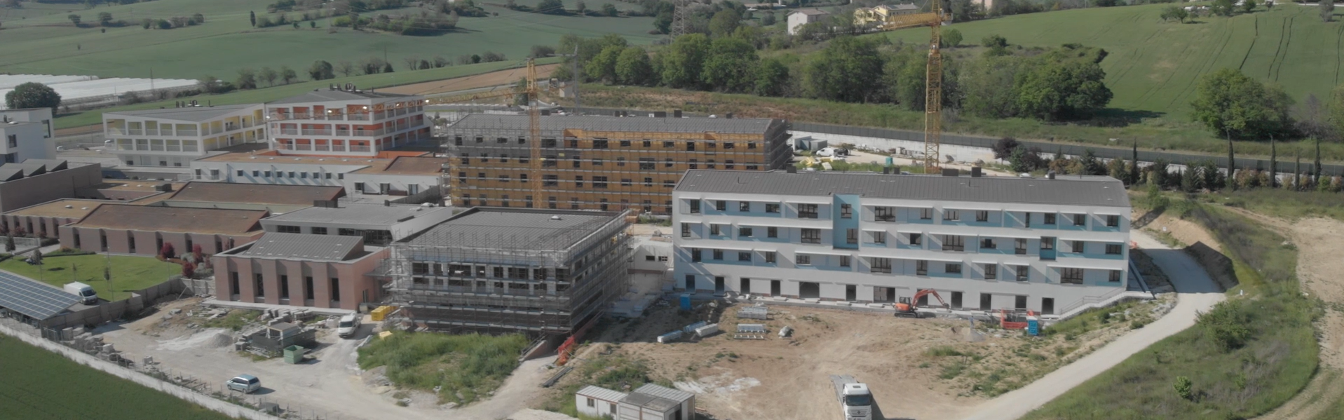 Cantiere del secondo lotto del Centro Nazionale: vista dall'alto, le facciate esterne dell'edificio delle palestre e di una palazzina residenziale sono completate, restano ivece le impalcature esterne sull'edificio della mensa e la seconda palazzina residenziale