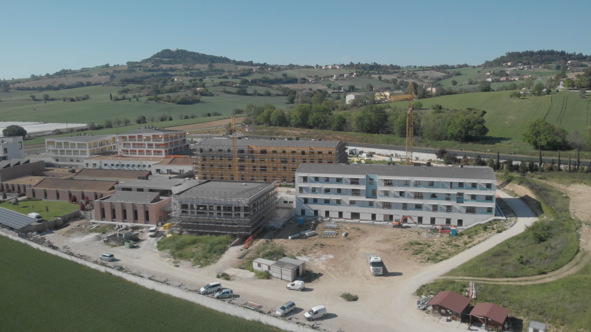 Cantiere del secondo lotto del Centro Nazionale: vista dall'alto, le facciate esterne dell'edificio delle palestre e di una palazzina residenziale sono completate, restano ivece le impalcature esterne sull'edificio della mensa e la seconda palazzina residenziale
