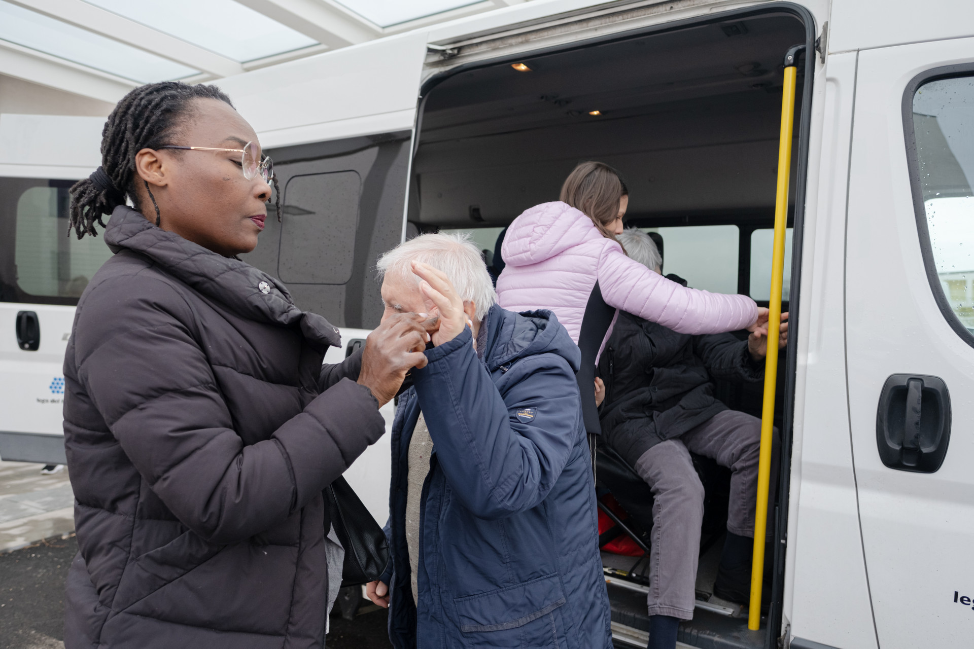L'utente Angelo appena sceso dal pulmino e arrivato al Centro Nazionale