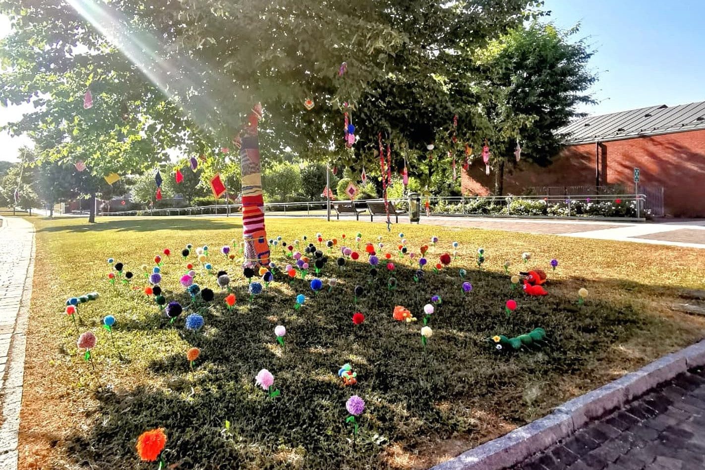 Yarn Bombing - manufatti in Maglia decorano il parco di della sede di Lesmo della Lega del Filo d'Oro