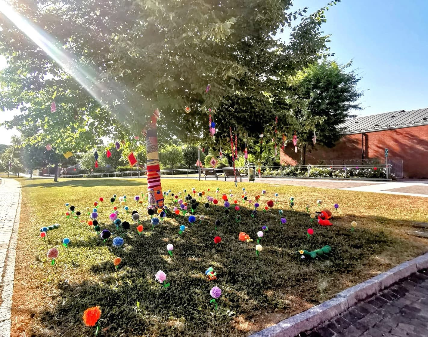 Yarn Bombing - manufatti in Maglia decorano il parco di della sede di Lesmo della Lega del Filo d'Oro