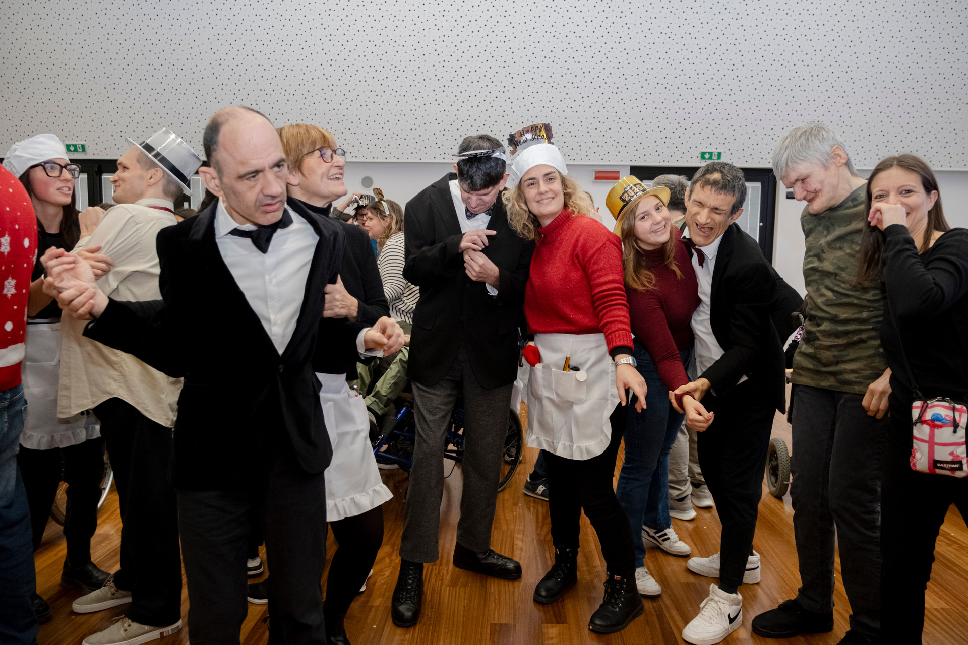 Foto di gruppo tra ospiti residenziali del Centro Nazionale di Osimo con le loro operatrici, dopo lo spettacolo di Natale che hanno fatto nella Sala Polifunzionale del Centro.