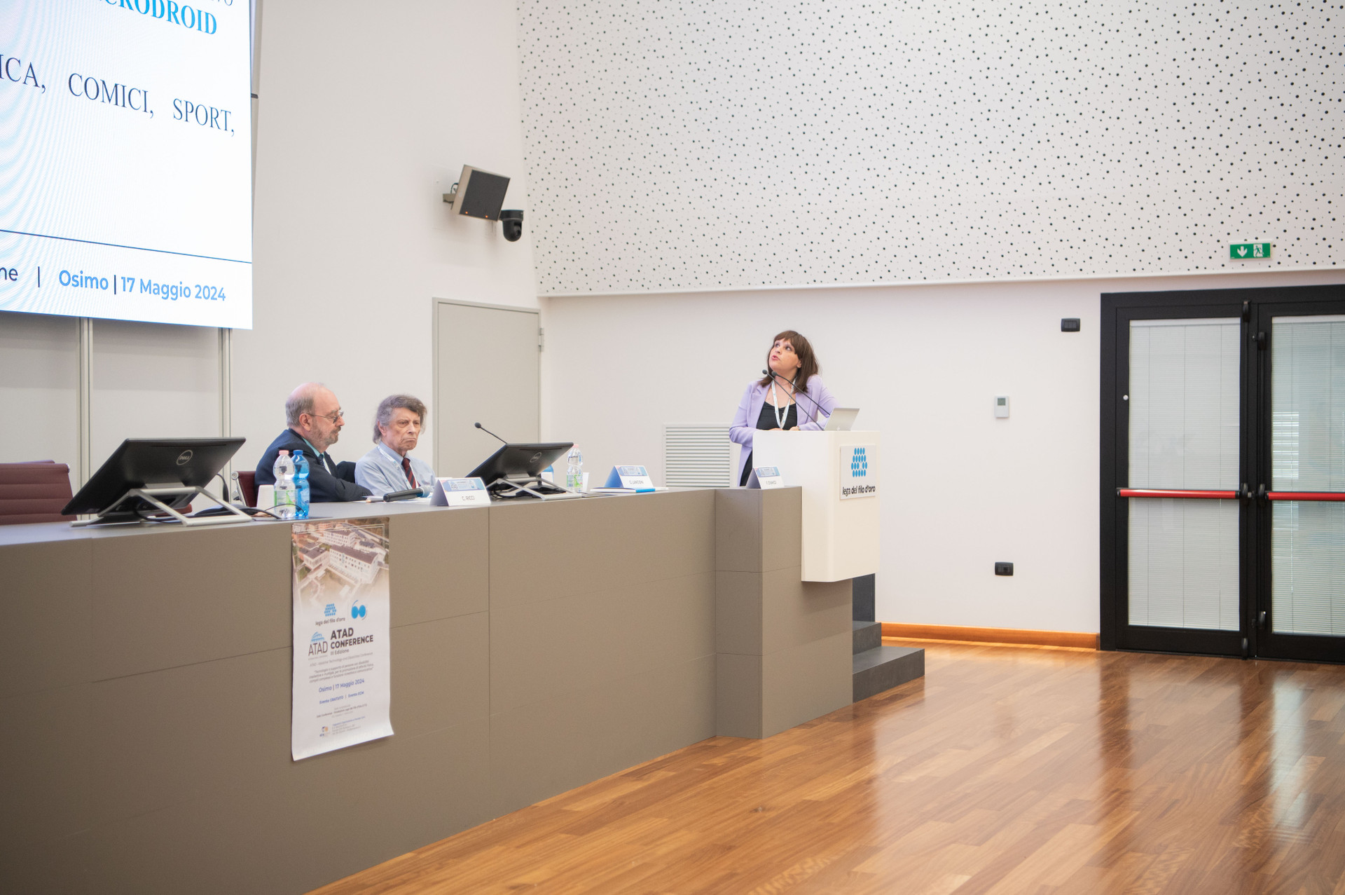 Terza Edizione della Conferenza Internazionale su Tecnologie Assistive e Disabilità. Relatrice parla all'interno dell'Auditorium.