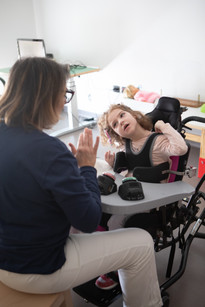 Melissa sta usando gli Switch e i V.O.C.A., dei pulsantoni colorati che le permettono di esprimere le proprie scelte, o di azionare un vocalizzatore per dire "Sì" e "No", sfruttando quei piccoli movimenti delle mani che Melissa riesce a controllare