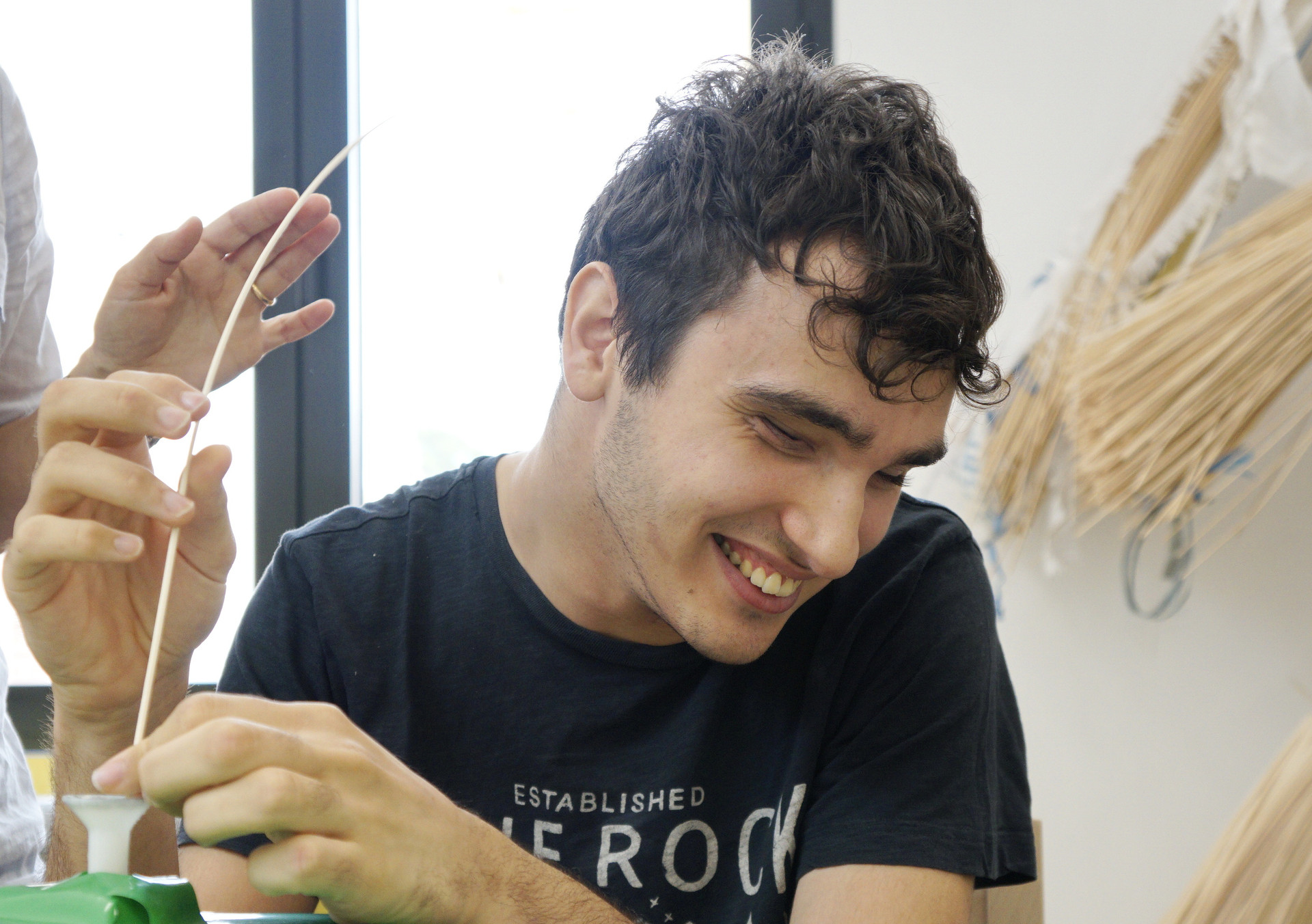 Francesco lavora il midollino nel laboratorio di riabilitazione per costruire dei cestini