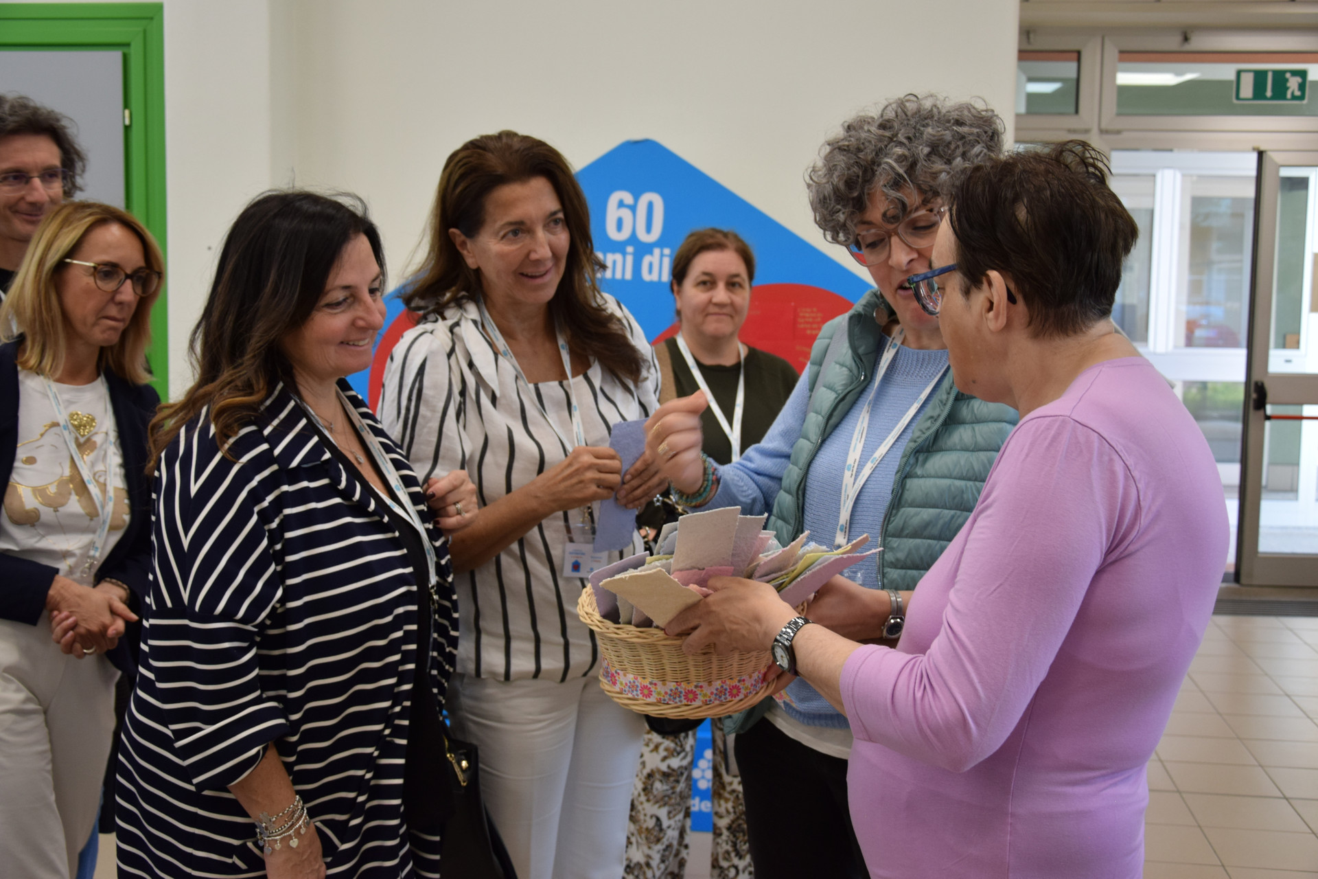 Le sedi presenti sul Territorio Nazionale della Lega del Filo d'Oro hanno aperto le loro porte in occasione della Giornata del Sostenitore: i sostenitori hanno potuto visitare i centri. Un evento per ringraziarli per l’affetto e il supporto importante che dimostrano nei confronti di chi non vede e non sente. Gruppo di sostenitori che prendono dei biglietti realizzati dai ragazzi.