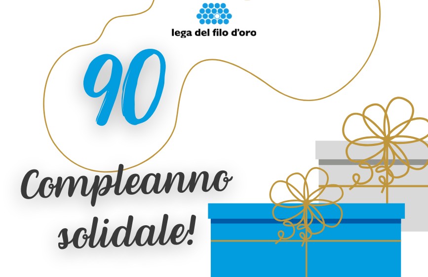 illustrazione per un "90° Anniversario solidale!". Su uno sfondo bianco, il numero "90" è scritto in grande in azzurro, con la parola "Anniversario solidale!" in corsivo sotto. In alto, compare il logo della Lega del Filo d'Oro. Nell'angolo in basso a destra, sono visibili due scatole regalo stilizzate, una azzurra e una grigia chiara, entrambe decorate con fiocchi dorati, mentre linee curve dorate attraversano lo sfondo.