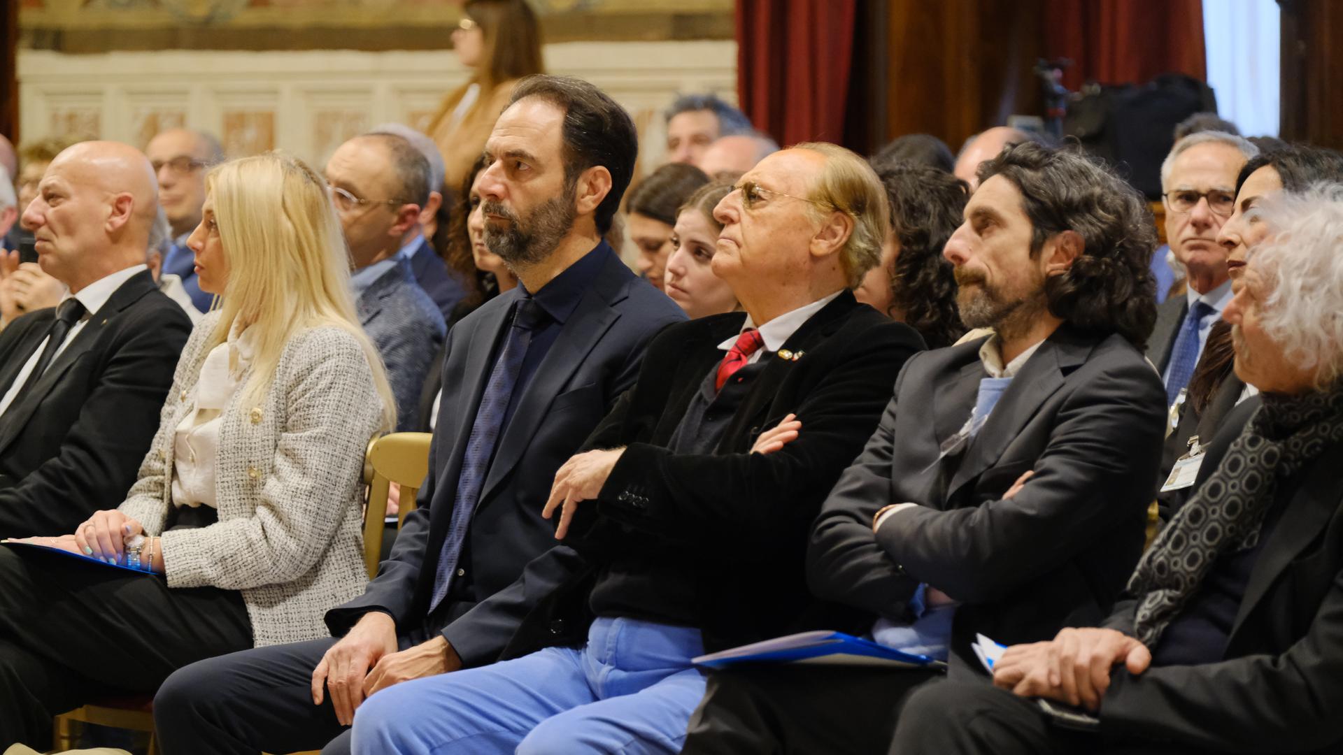 La prima fila della sala ospita i testimonial della Lega del Filo d’Oro durante la presentazione del Manifesto delle Persone Sordocieche. 