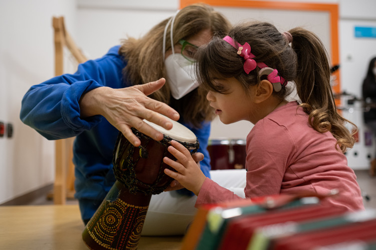Sessione di musicoterapia: Fiammetta, la musicoterapista e Letizia, una bambina sordocieca che scoprono le vibrazioni del tamburo