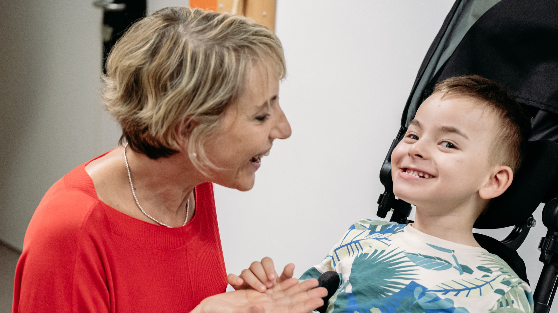 Edoardo un utente bambino della Lega del Filo d'oro che gioca con la sua educatrice Manola