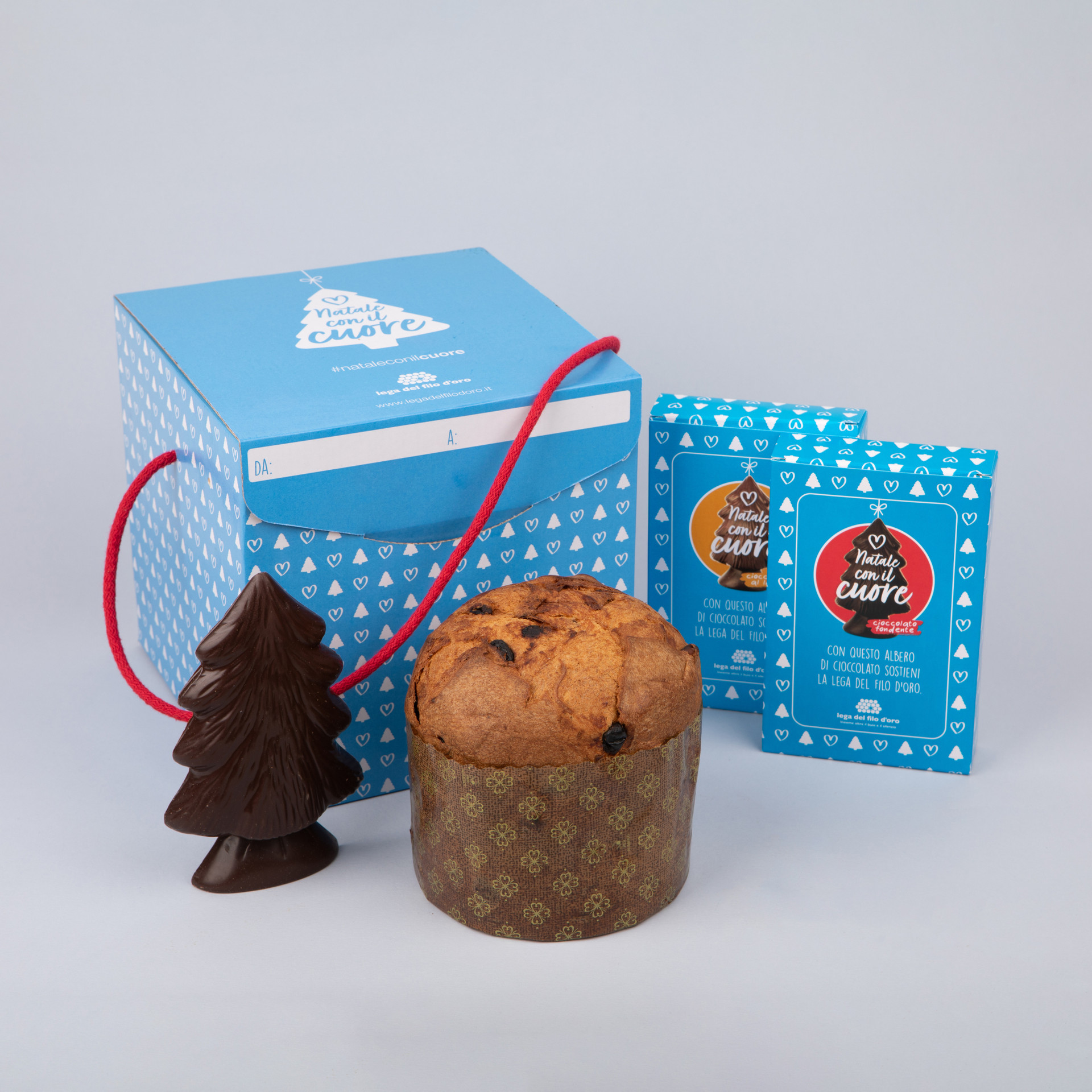 Regalo di natale solidale per aziende. Panettone con 2 alberelli di cioccolato, ideale da regalare a clienti, fornitori e dipendenti per augurare buon natale.
