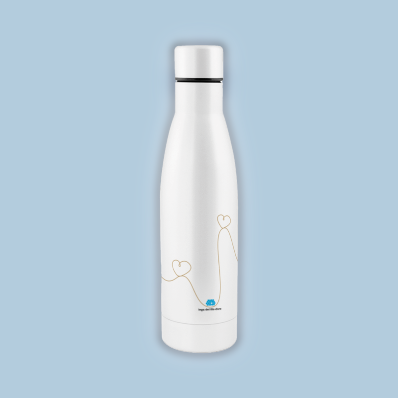 Borraccia termica bianca, in acciaio, da 500 ml, decorata con il logo della Lega del Filo d'Oro e una grafica di un filo dorato che disegna dei cuori tutto intorno.