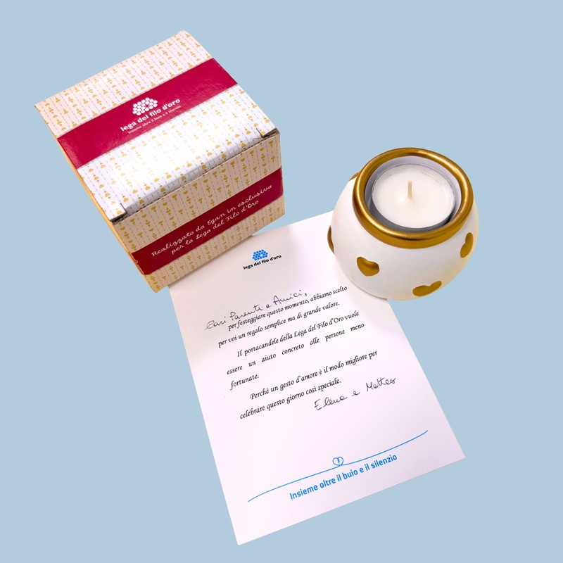 Portacandele in ceramica rotondo dipinto di bianco con dettagli e cuoricini dipinti a mano color oro, con scatolina regalo e pergamena che spiega la scelta solidale dei festeggiati