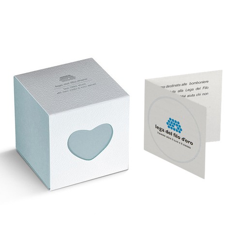 Still life su sfondo bianco del portachiavi cuore , con la sua bomboniera e il biglietto di accompagnamento 49