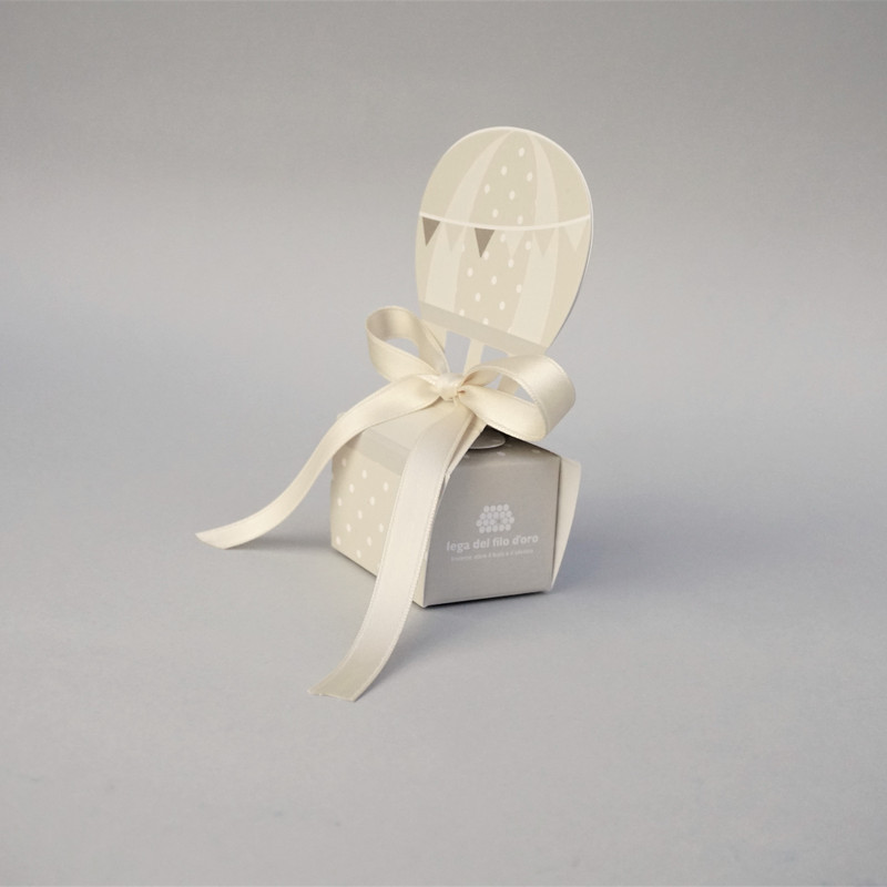 Bomboniera Mongolfiera Lega del Filo d'Oro. Portaconfetti in cartoncino sagomato a mongolfiera, color grigio-tortora, con fiocchetto in raso avorio