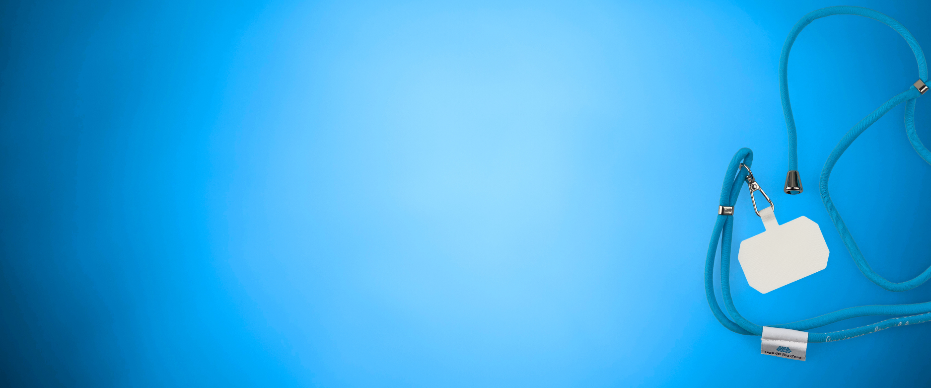 Foto su sfondo azzurro del Laccetto per smartphone, uno dei prodotti solidali ordinabili sul sito della Lega del Filo d'Oro