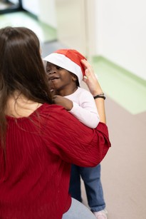 Un momento di tenerezza tra Princess e la sua educatrice, che le mette in testa un berretto natalizio