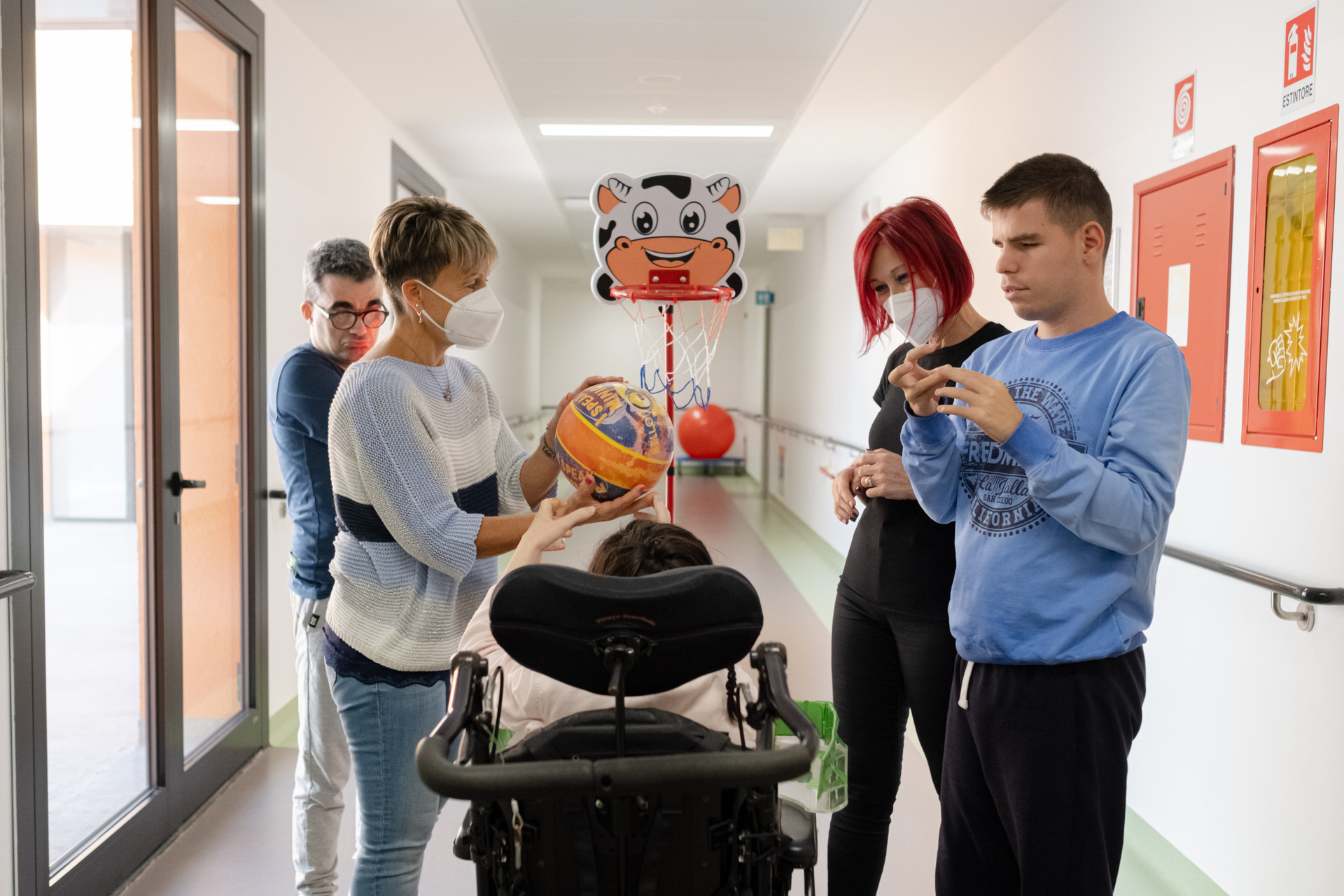 Benedetto gioca a Basket al Centro Diurno, presso il Centro Nazionale di Osimo della Lega del Filo d'Oro