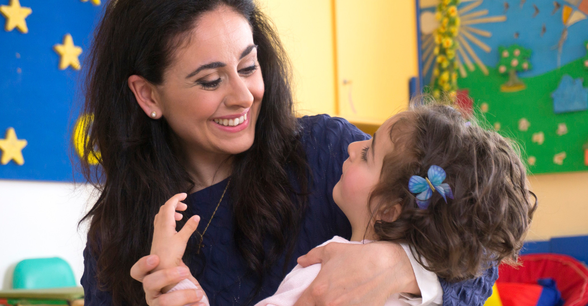 La piccola Sofia è in braccio alla mamma che le sorride
