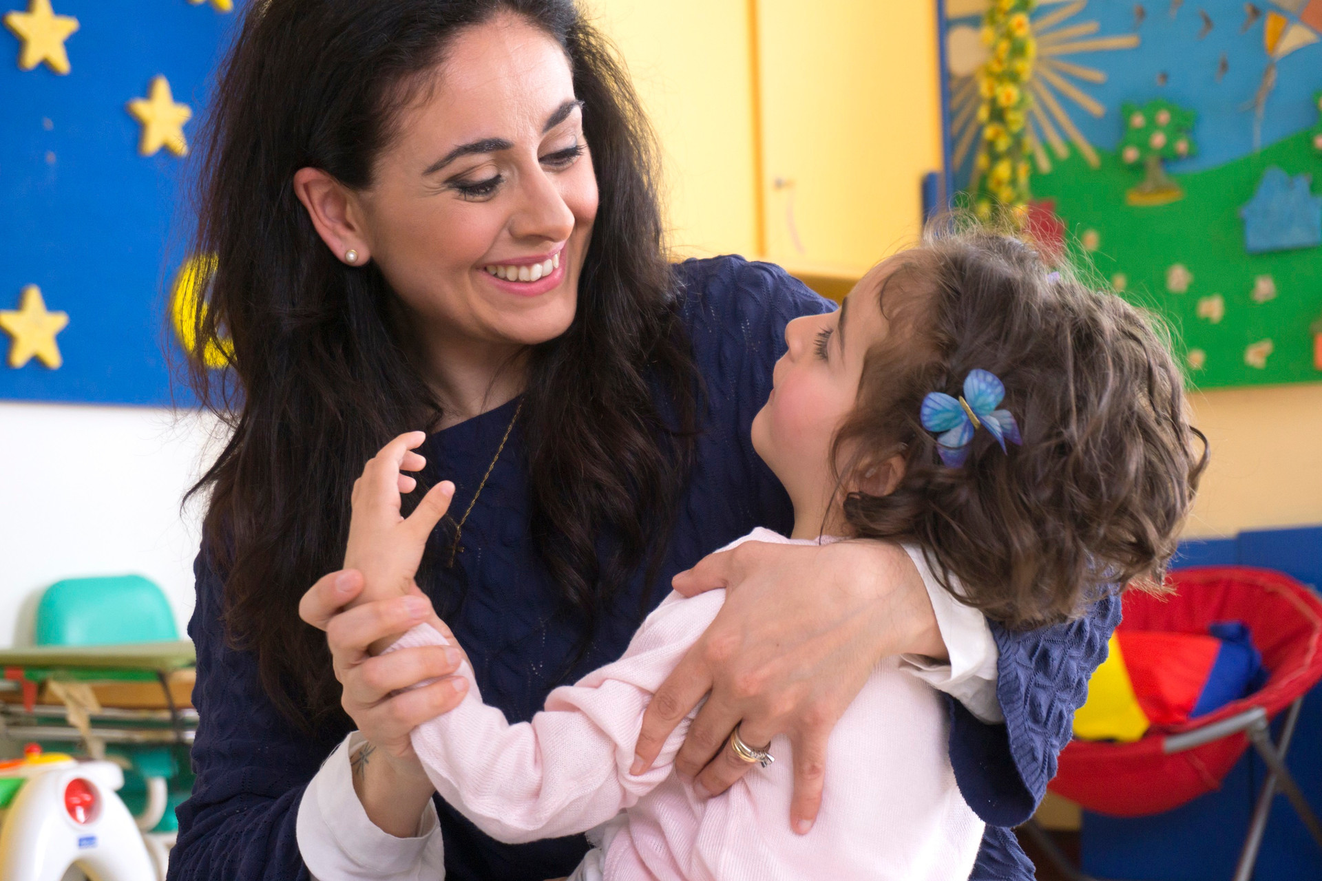 La piccola Sofia è in braccio alla mamma che le sorride