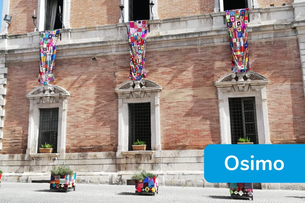 Yarn Bombing - Osimo - manufatti esposti sulla facciata del Municipio