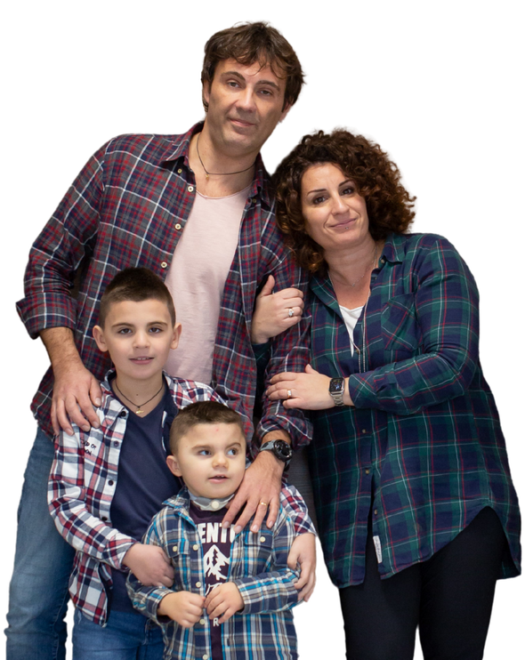 La famiglia di Leonardo è in piedi, i genitori uno di fianco all'altro, davanti il fratello maggiore di Leoanardo e Leonardo. Sono tutti vicini, affettuosamente.