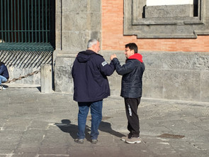 Attività della Sede di Napoli: uscita con gli utenti seguiti dalla sede. Volontario comunica in LIS con un utente