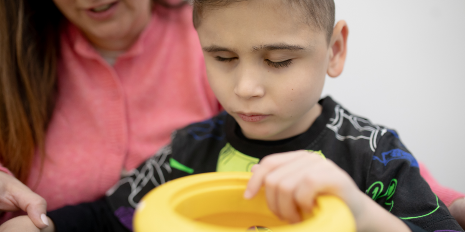 Matteo gioca con l'educatrice durante il trattamento al Centro Nazionale di Osimo
