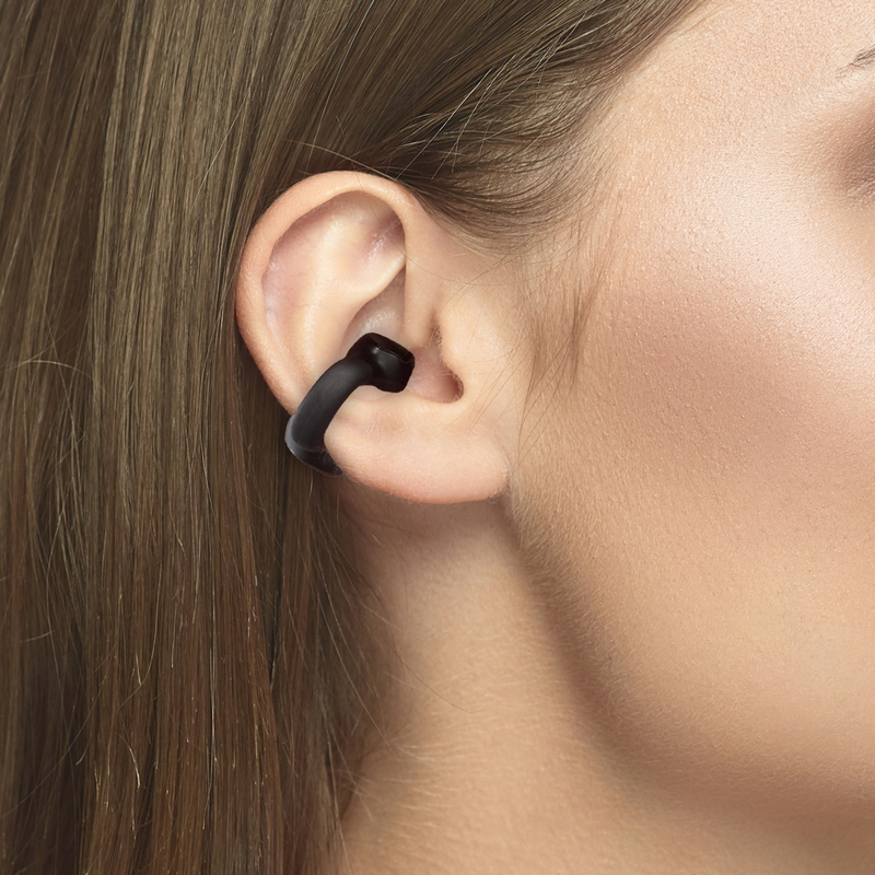Esempio di come vanno indossati gli auricolari Cherry: sul padiglione esterno dell'orecchio