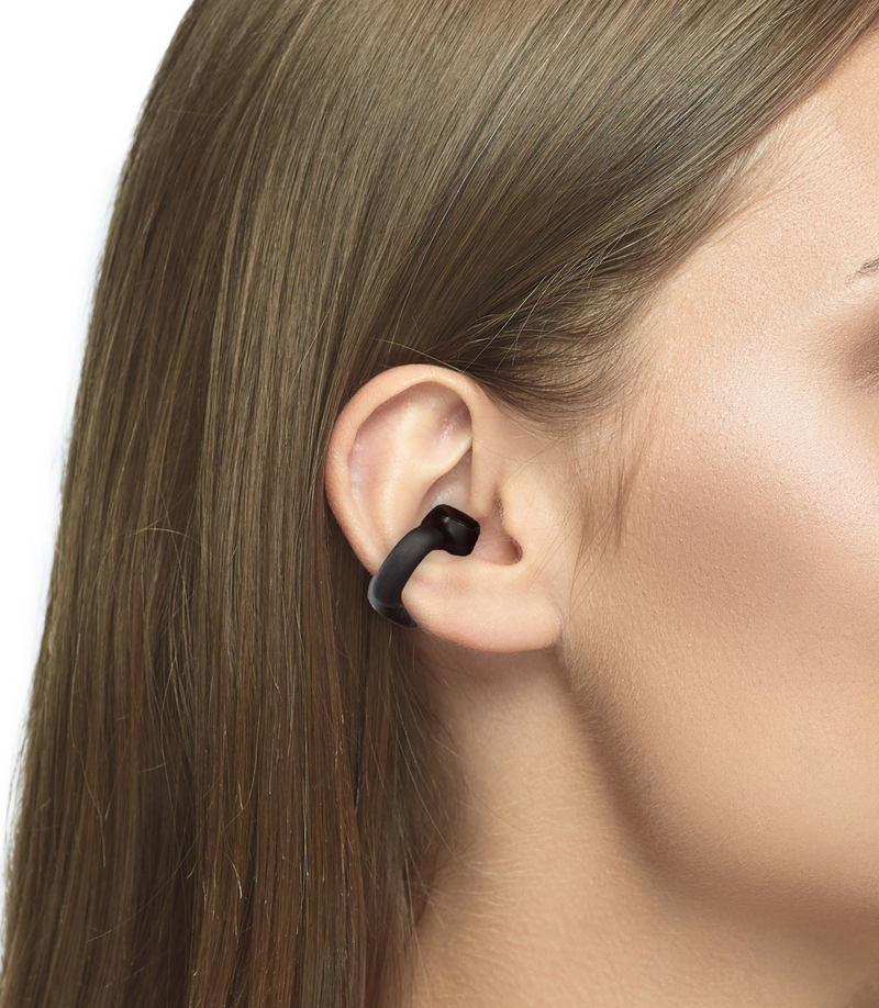 Esempio di come vanno indossati gli auricolari Cherry: sul padiglione esterno dell'orecchio