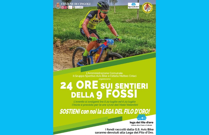 locandina dell'evento ciclistico "24 ORE SUI SENTIERI DELLA 9 FOSSI", organizzato dall'Amministrazione Comunale e dal Gruppo Sportivo Avis Bike e Ciclista Matteo Ginci. L'evento, svoltosi tra il 22 e il 23 luglio e iniziato alle 17:00 da Viale Valentini, invitava a sostenere la Lega del Filo d'Oro, alla quale sono stati devoluti i fondi raccolti tramite l'IBAN indicato. La parte superiore della locandina mostra un ciclista in tenuta sportiva su una mountain bike su un sentiero erboso, mentre la parte inferiore è dominata da un grande riquadro verde che contiene il titolo dell'evento e i dettagli per le donazioni.