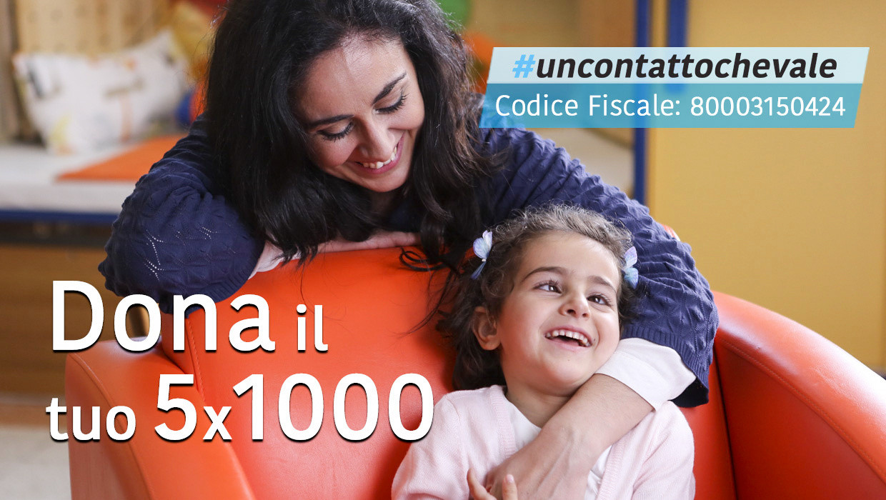 Immagine di campagna 5X1000. Ci sono una bambina sordocieca e sua mamma sorridenti.