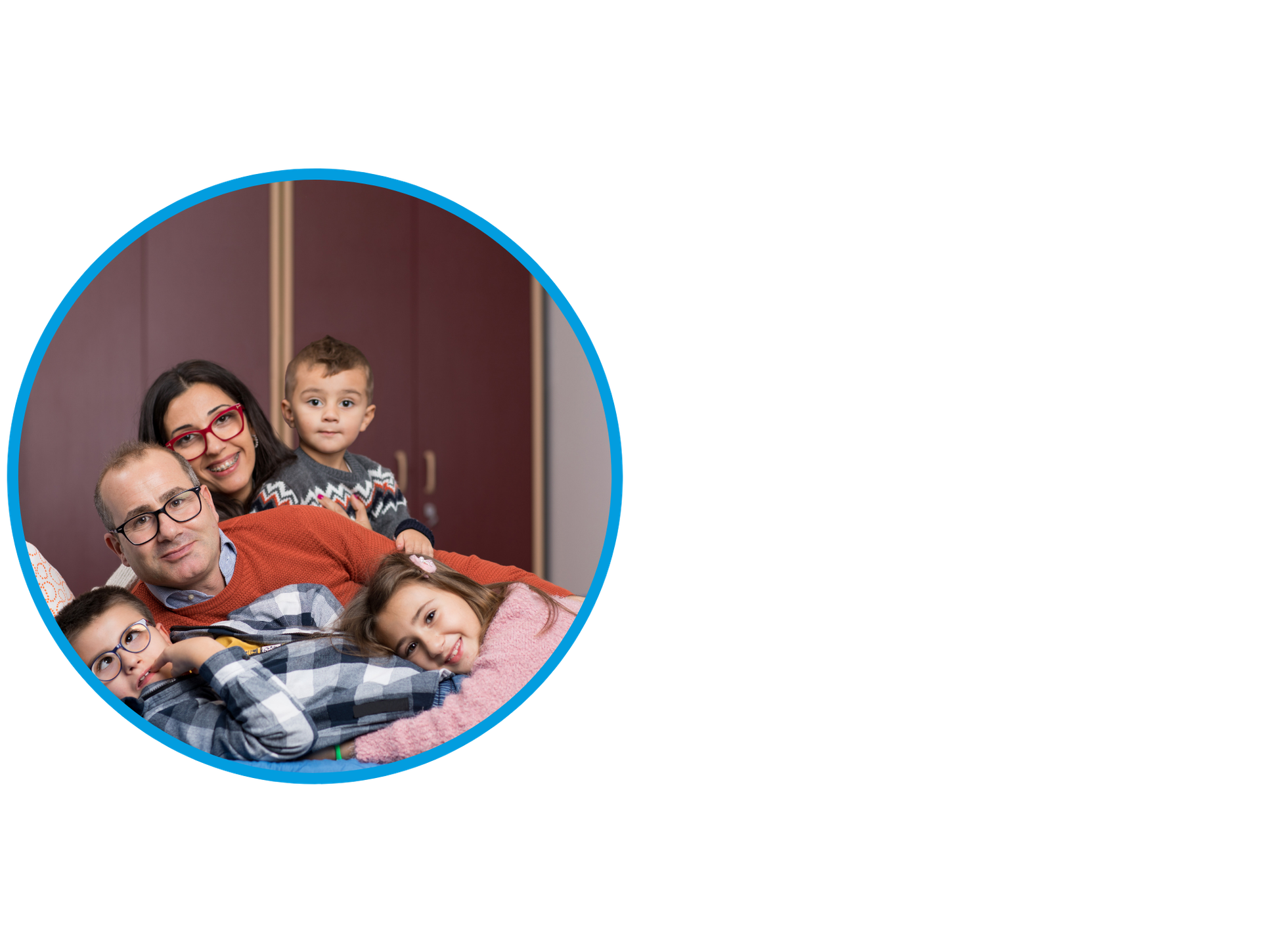 foto di famiglia che ritrae Biagio Luigi con la mamma Vanessa, il babbo Francesco, suo fratello e sua sorella.