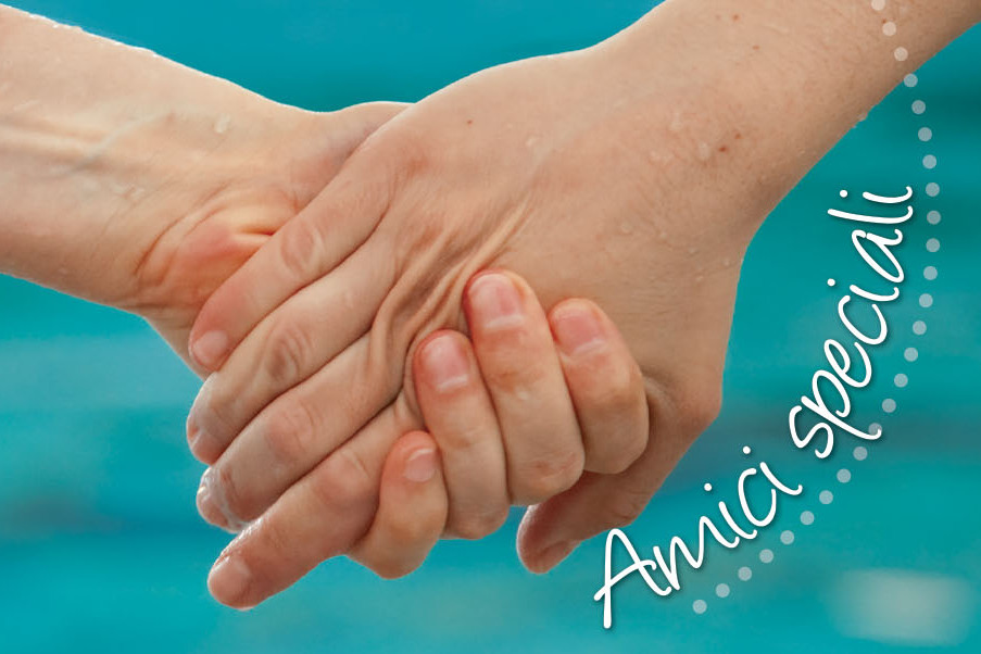 Due mani si stringono, dietro si vede sfuocata l'acqua di una piscina. Vicino alle mani c'è la scritta "Amici Speciali".