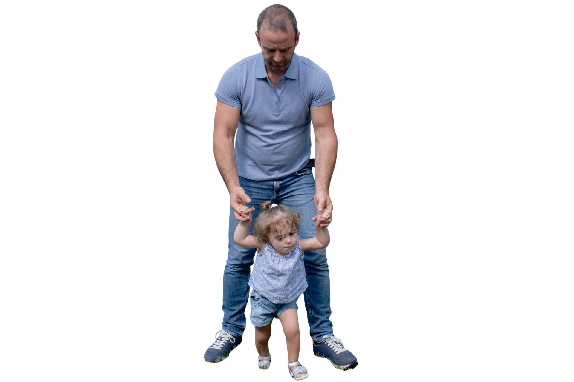 Benedetta cammina aiutata dal papà che è dietro di lei e la tiene per le mani