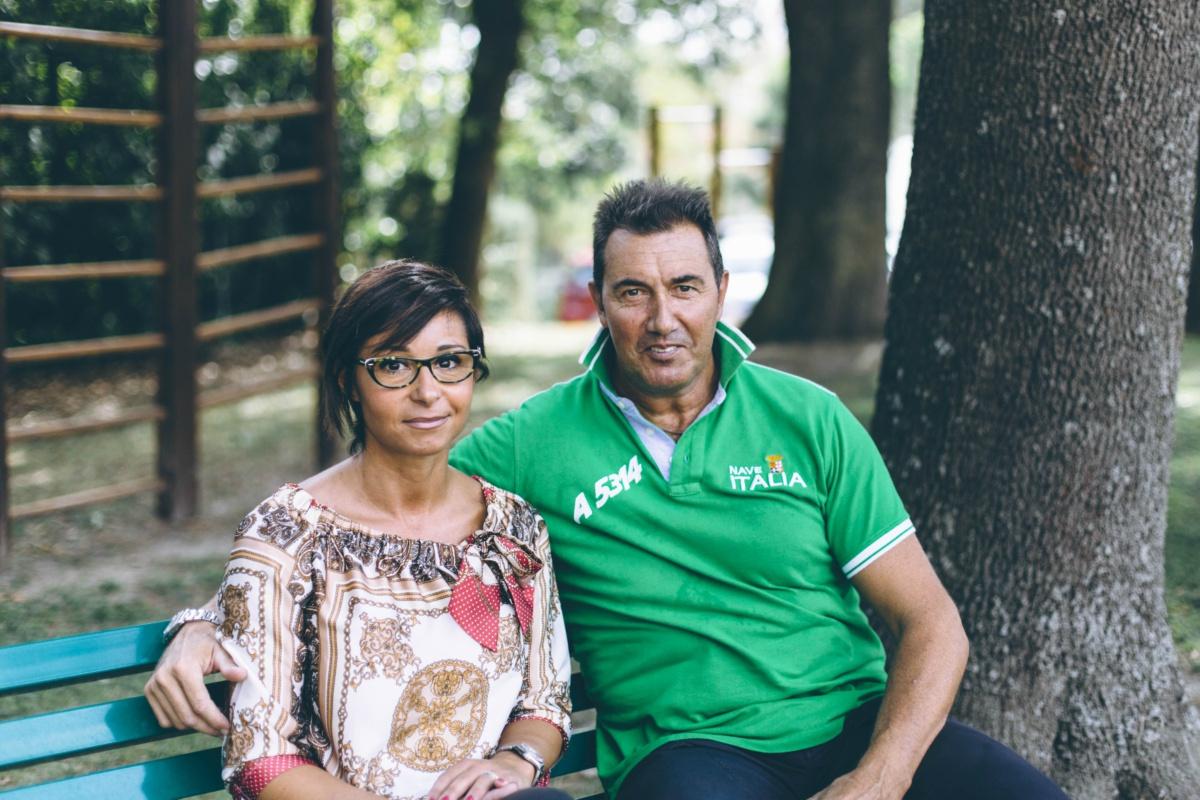 Foto dei genitori di Sofia, ragazza seguita dalla Lega del Filo d'Oro. Sono seduti su una panchina in giardino