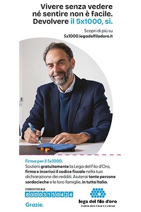 Neri Marcorè firma per destinare il 5x1000 alla Lega del filo d'oro