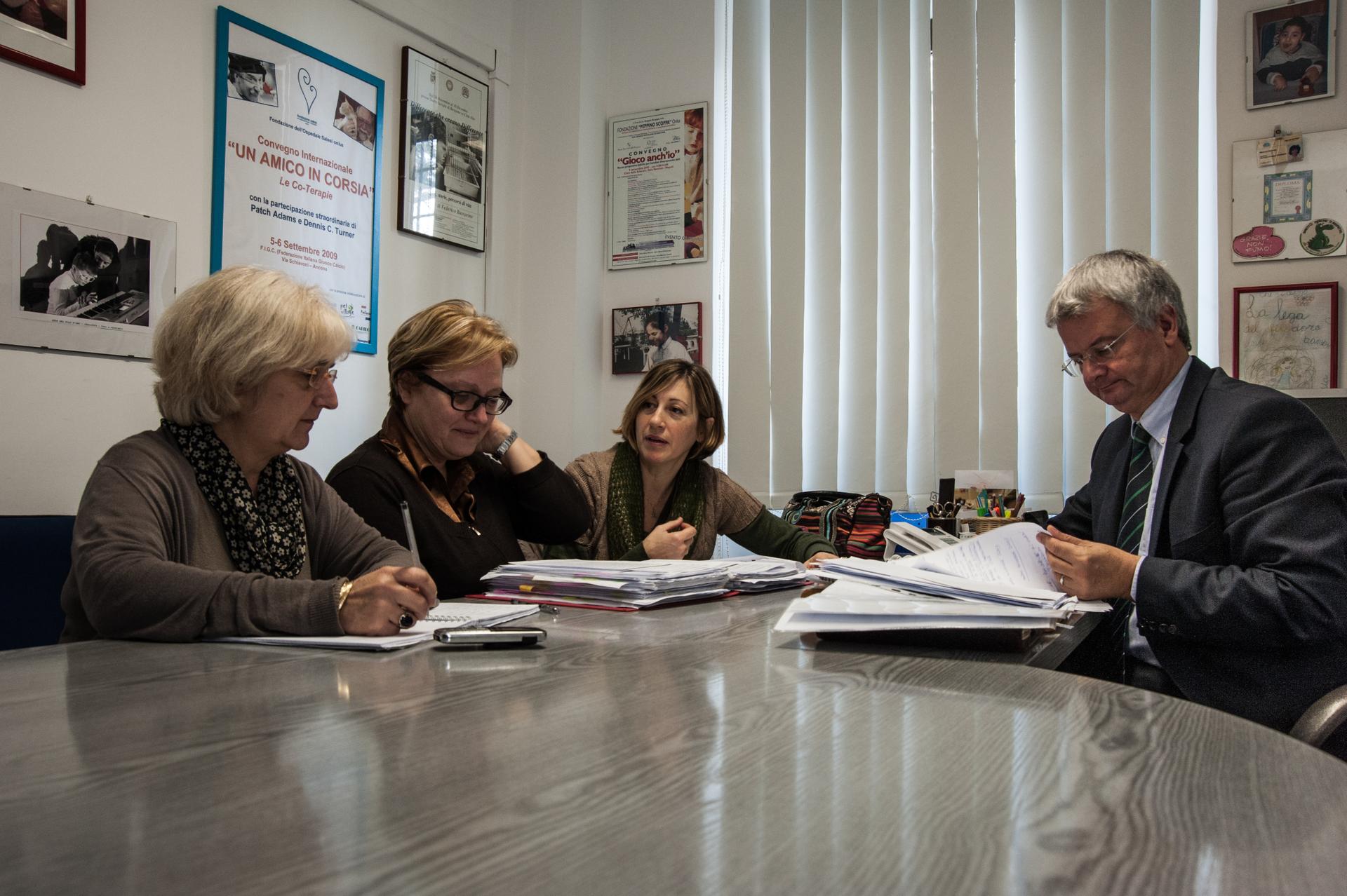 I professionisti della Lega del Filo d'Oro attorno ad una scrivania a colloquio con una mamma