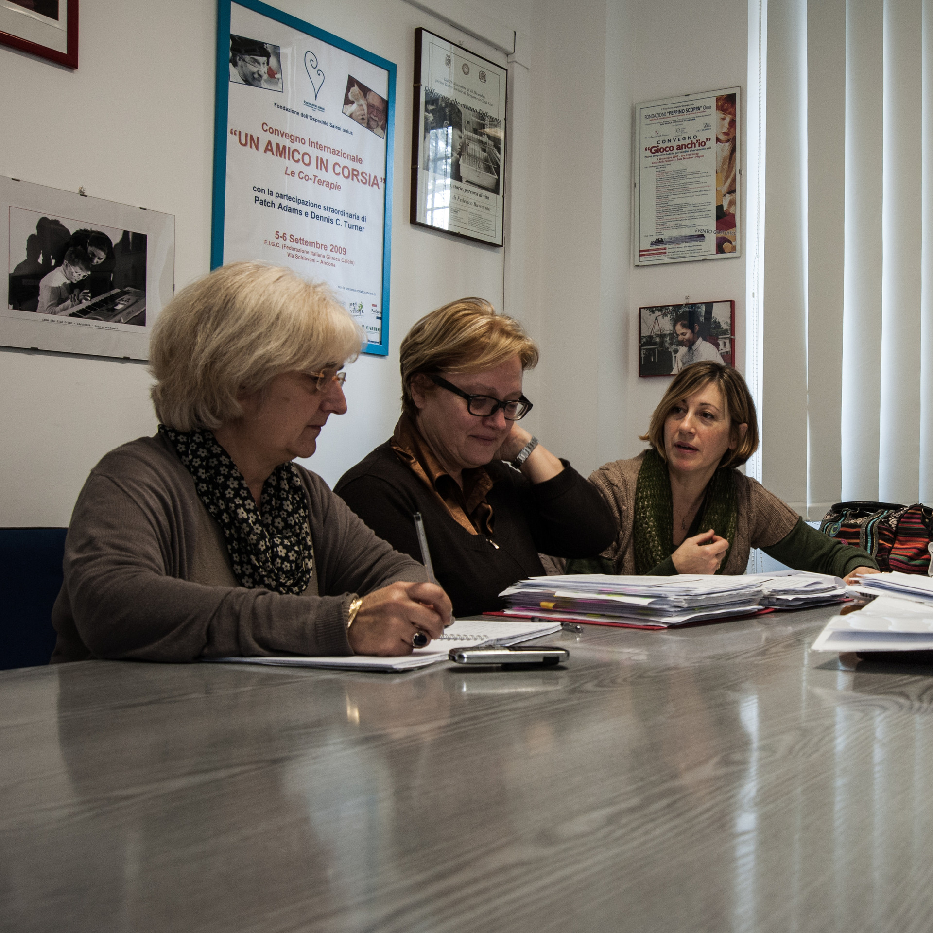 La famiglia fa il colloquio con lo psicologo clinico.