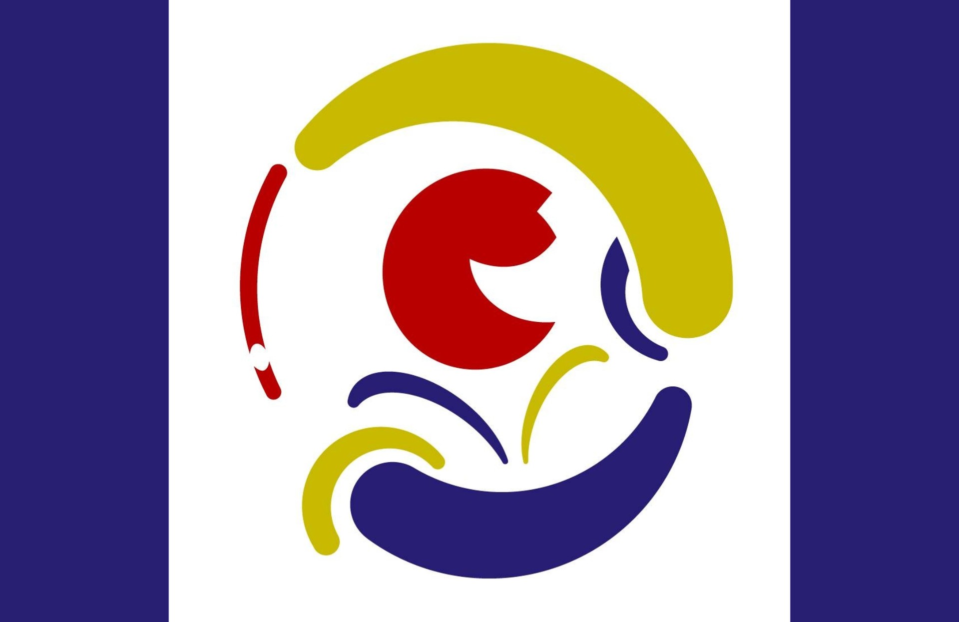 Logo Carnevale Palma Campania Logo astratto su sfondo bianco con forme curve colorate in rosso, giallo, blu e viola, disposte in cerchio; ai lati bande verticali blu scuro. 