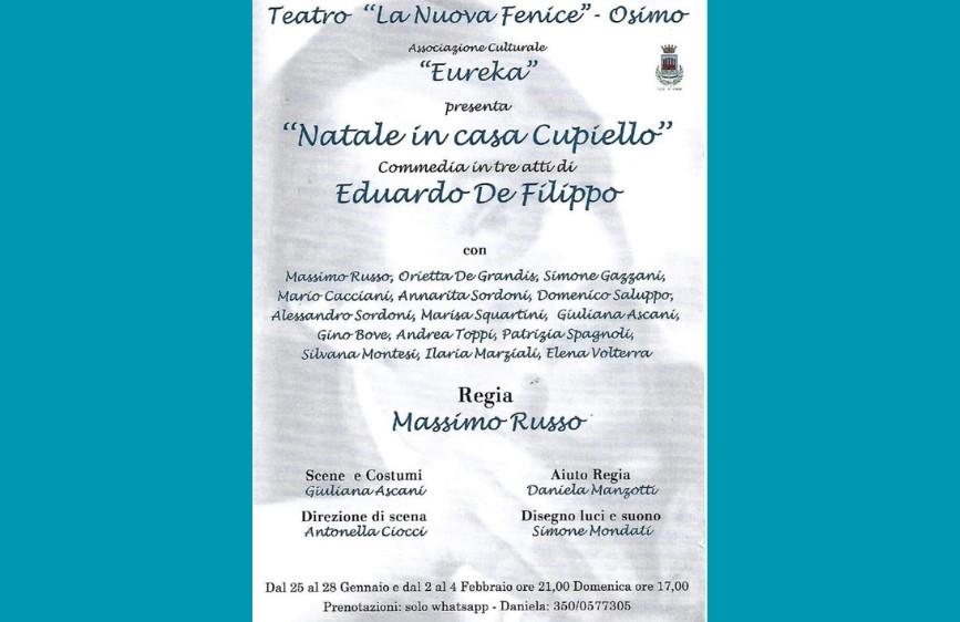 Locandina teatrale dello spettacolo “Natale in casa Cupiello”, commedia in tre atti di Eduardo De Filippo, rappresentata dall’Associazione Culturale “Eureka” al Teatro “La Nuova Fenice” di Osimo. Sono elencati il cast completo, la regia a cura di Massimo Russo, i costumi di Giuliana Ascani, e altri collaboratori. Le date delle rappresentazioni vanno dal 25 al 28 gennaio e dal 2 al 4 febbraio, con orari serali e domenicali. Prenotazioni tramite WhatsApp. Sullo sfondo, in trasparenza, si intravede il volto di Eduardo De Filippo.