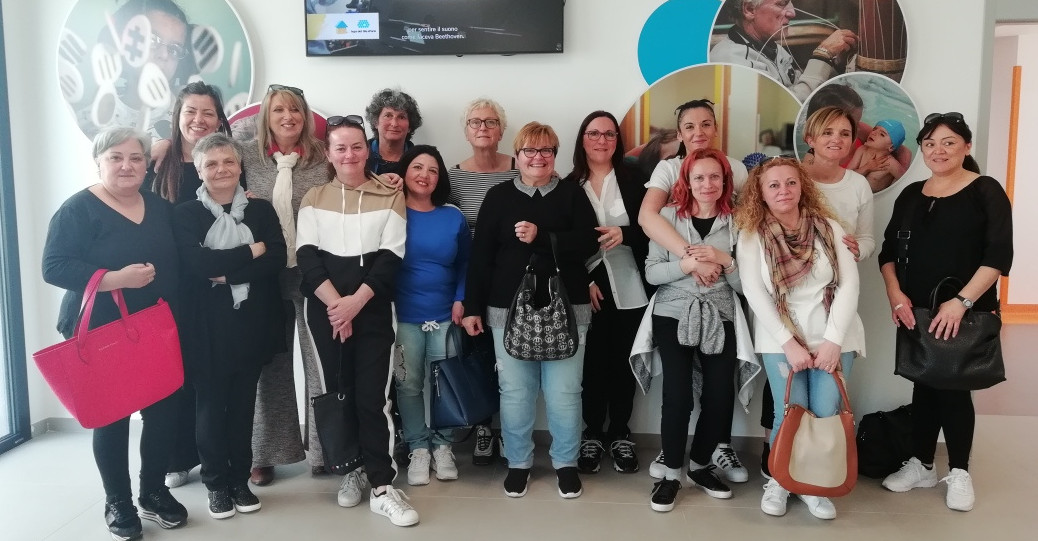 Foto di gruppo nell'ingresso del Centro Nazionale della Lega del Filo d'Oro: inizia la giornata di volontariato aziendale