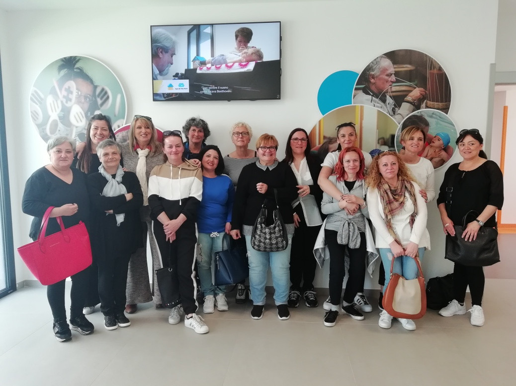 Foto di gruppo nell'ingresso del Centro Nazionale della Lega del Filo d'Oro: inizia la giornata di volontariato aziendale