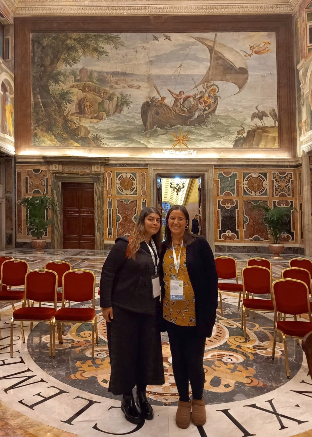 Lucia, persona con sordocecità, e Giulia, sua assistente personale, in visita da Papa Francesco in occasione della giornata internazionale delle persone con disabilità